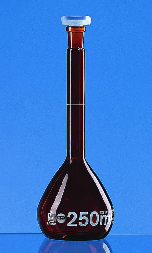 BRAND Volumetric Flask 500 mL, BlauBRAND Class A, KB, Amber Glass, Boro 3.3, NS 19/26, PP Stopper